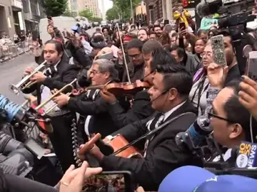 Mariachis frente a la casa de Aaron Schlossberg Mariachis frente a la casa de Aaron Schlossberg