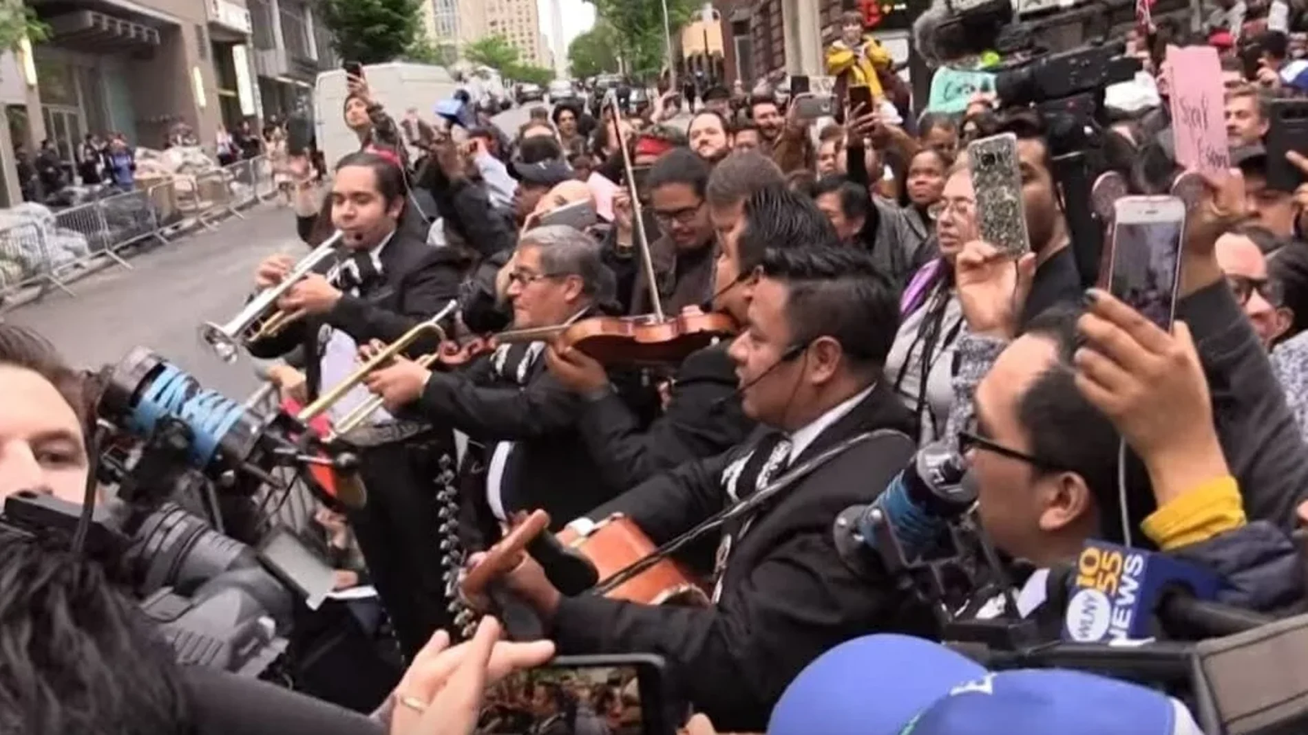 Mariachis frente a la casa de Aaron Schlossberg Mariachis frente a la casa de Aaron Schlossberg