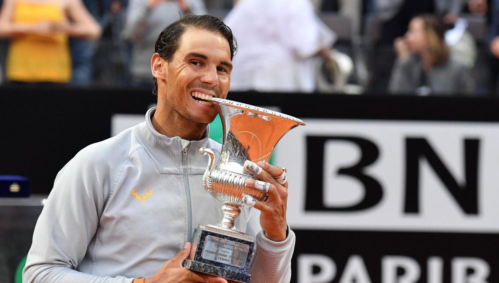 Rafa Nadal 'muerde' el trofeo de Roma