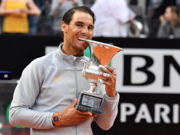 Rafa Nadal 'muerde' el trofeo de Roma