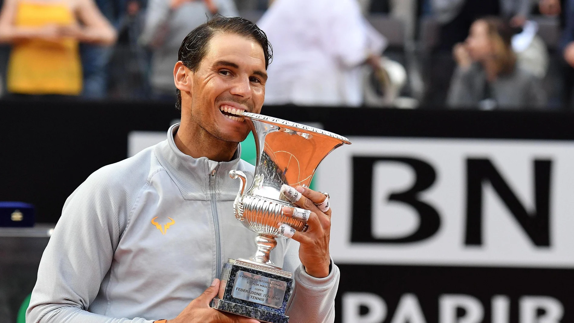 Rafa Nadal 'muerde' el trofeo de Roma Rafa Nadal 'muerde' el trofeo de Roma