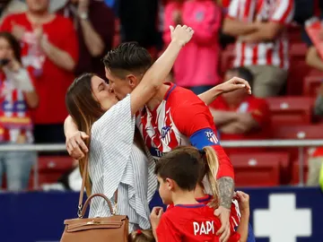 Fernando Torres besando a su mujer junto a sus hijos Fernando Torres besando a su mujer junto a sus hijos