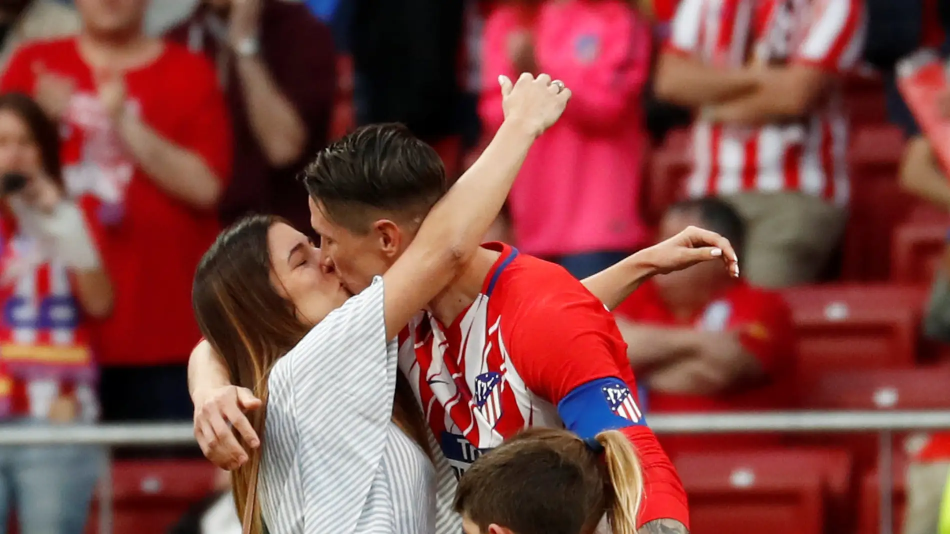 Fernando Torres besando a su mujer junto a sus hijos