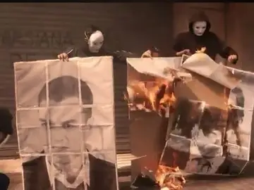 Miembros de Arran quemando fotos de Rivera y Sánchez Miembros de Arran quemando fotos de Rivera y Sánchez