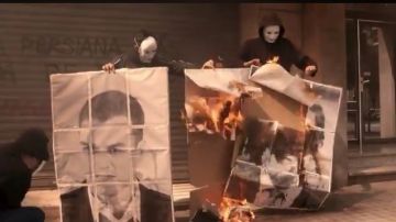 Miembros de Arran quemando fotos de Rivera y Sánchez