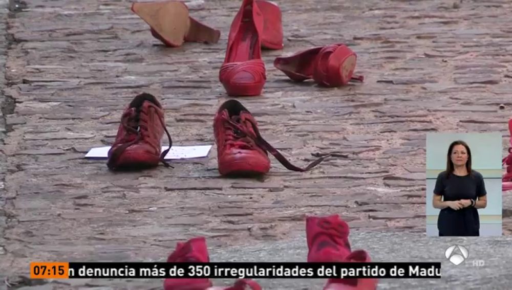 Zapatos rojos contra la violencia de género en Zamora