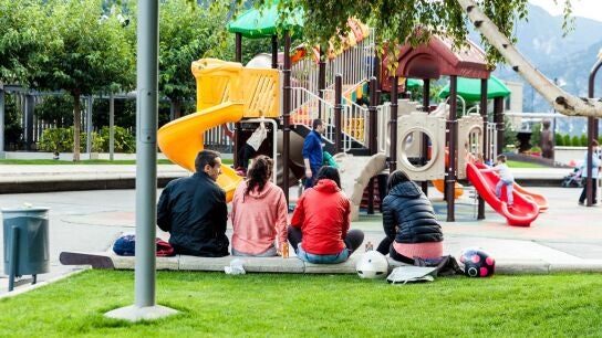 J&oacute;venes en el parque