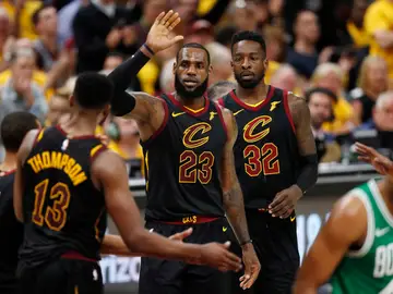 LeBron James celebra una canasta ante los Celtics LeBron James celebra una canasta ante los Celtics
