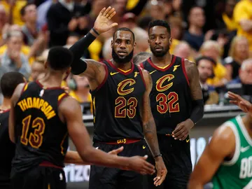 LeBron James celebra una canasta ante los Celtics LeBron James celebra una canasta ante los Celtics