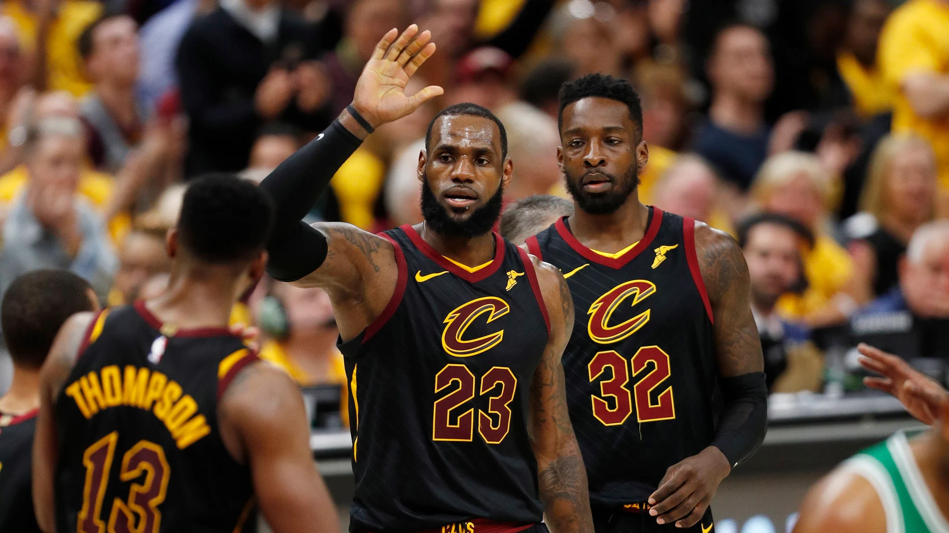 LeBron James celebra una canasta ante los Celtics LeBron James celebra una canasta ante los Celtics