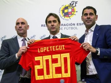 Lopetegui, en su acto de renovación junto a Rubiales y Hierro