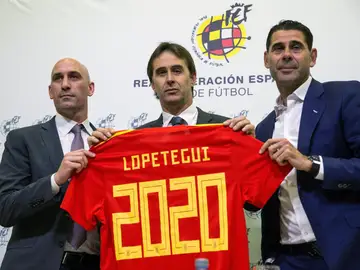 Lopetegui, en su acto de renovación junto a Rubiales y Hierro Lopetegui, en su acto de renovación junto a Rubiales y Hierro