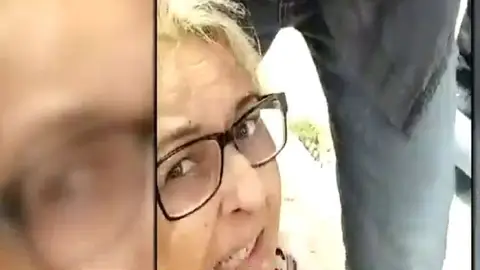 Agreden a una mujer que retiraba cruces amarillas de una playa de Cataluña Agreden a una mujer que retiraba cruces amarillas de una playa de Cataluña