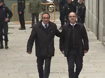 El juez Llarena prohíbe a Josep Rull y Jordi Turull ir a tomar posesión al ver potenciado el riesgo de reiteración delictiva El juez Llarena prohíbe a Josep Rull y Jordi Turull ir a tomar posesión al ver potenciado el riesgo de reiteración delictiva