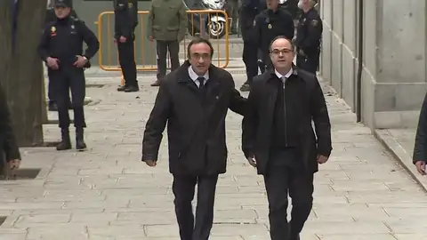 El juez Llarena prohíbe a Josep Rull y Jordi Turull ir a tomar posesión al ver potenciado el riesgo de reiteración delictiva El juez Llarena prohíbe a Josep Rull y Jordi Turull ir a tomar posesión al ver potenciado el riesgo de reiteración delictiva