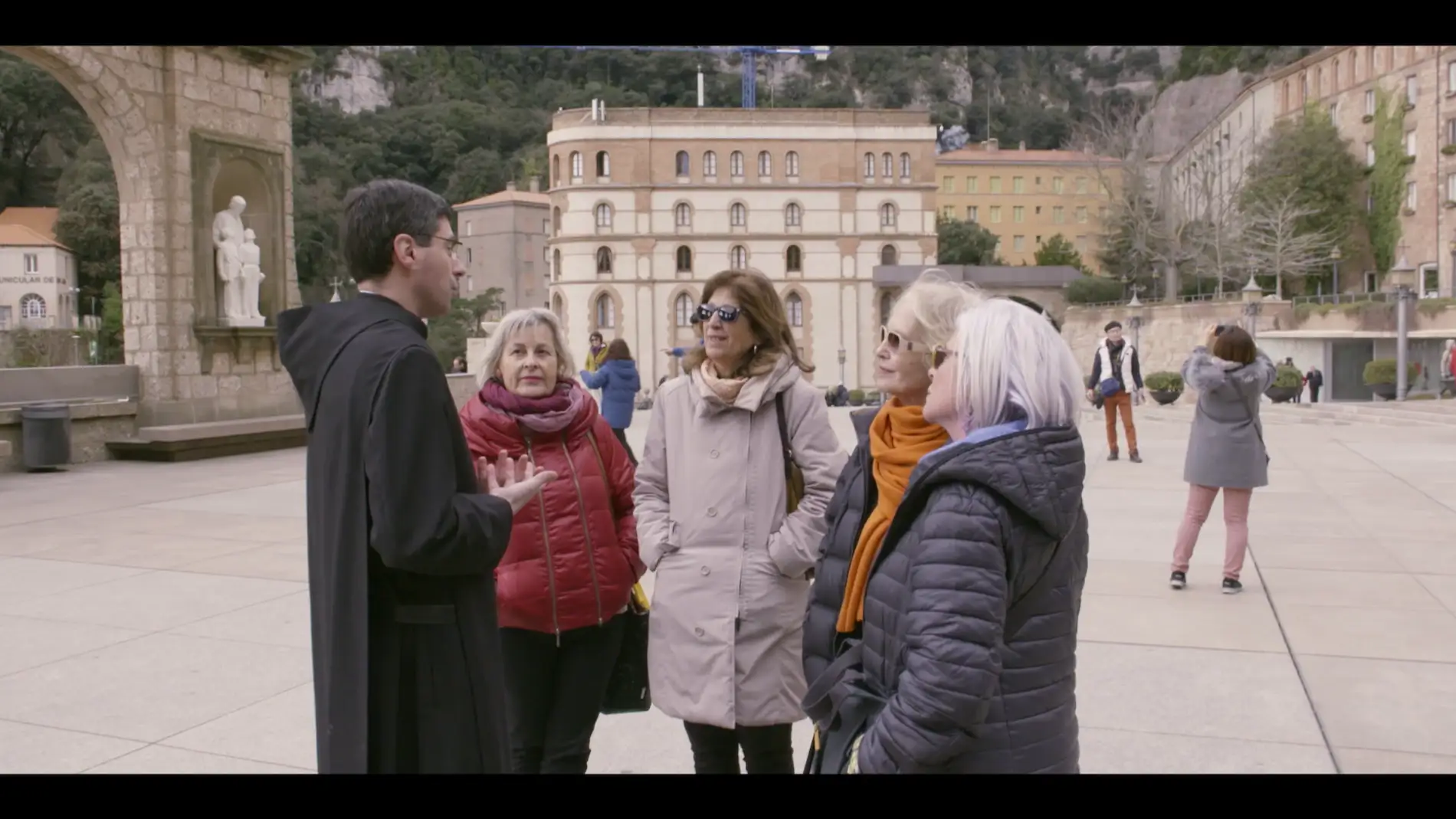 Las abuelas vivitan Montserrat y hablan con un monje en Bienvenidas al norte