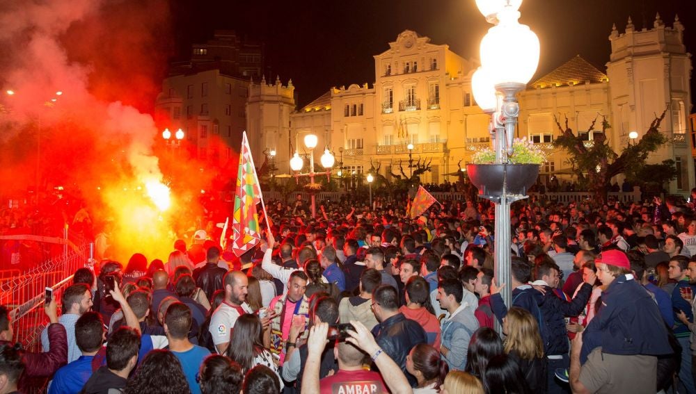 Aficionados del Huesca celebran al asecenso a Primera del equipo