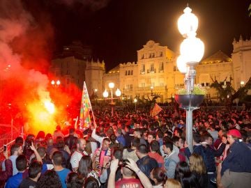 Aficionados del Huesca celebran al asecenso a Primera del equipo
