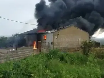 Un rayo destruye una nave agrícola en Burgos Un rayo destruye una nave agrícola en Burgos
