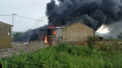 Así ha quedado una nave agrícola tras caerle un rayo en Burgos
