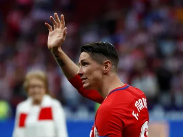 Fernando Torres saluda a los aficionados Fernando Torres saluda a los aficionados