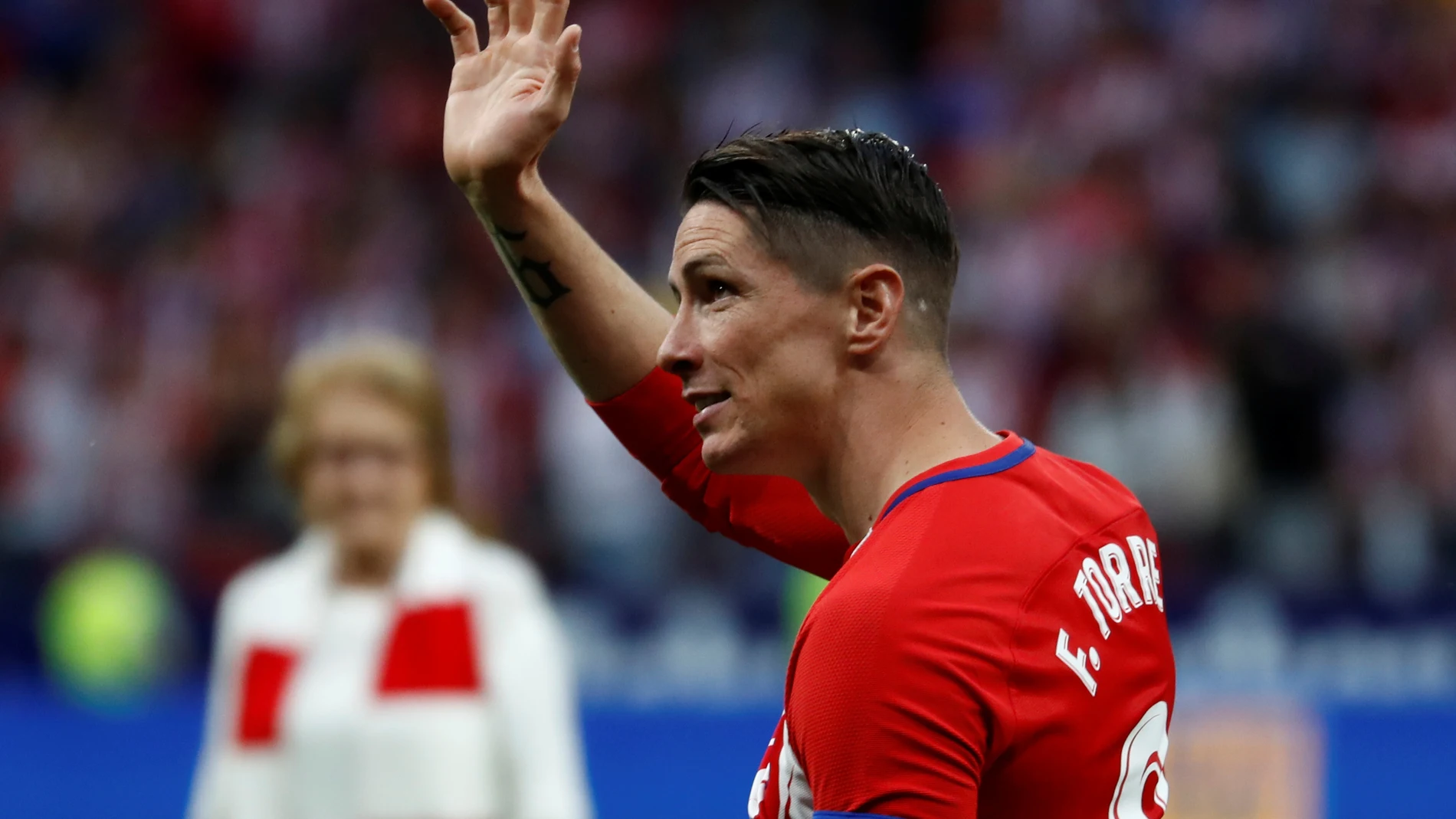 Fernando Torres saluda a los aficionados Fernando Torres saluda a los aficionados