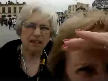 Dos ancianas argentinas intentando hacer una fotografía Dos ancianas argentinas intentando hacer una fotografía