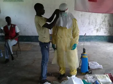 Trabajadores sanitarios con ropa de protección en Bikoro, el epicentro del último brote de ébola, en la República Democrática del Congo Trabajadores sanitarios con ropa de protección en Bikoro, el epicentro del último brote de ébola, en la República Democrática del Congo