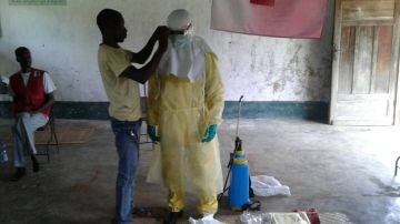 Trabajadores sanitarios con ropa de protección en Bikoro, el epicentro del último brote de ébola, en la República Democrática del Congo