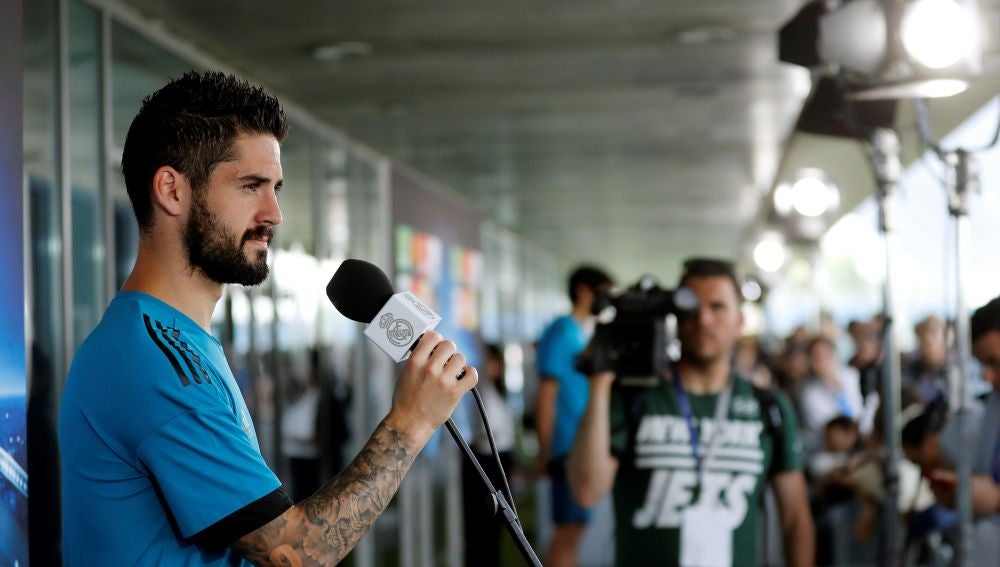 Isco, durante el 'Open Media Day' del Real Madrid antes de la final de Kiev