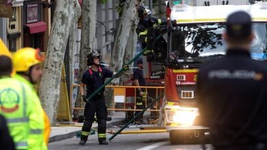 Los Bomberos buscan a dos obreros atrapados tras el derrumbe de un edificio en rehabilitación en Madrid