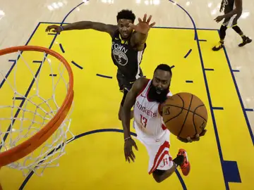James Harden anota ante los Warriors James Harden anota ante los Warriors