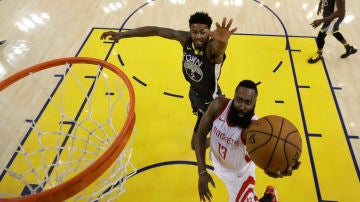 James Harden anota ante los Warriors