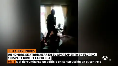 La policía de Florida se enfrenta a tiros con un hombre que estaba atrincherado en su apartamento La policía de Florida se enfrenta a tiros con un hombre que estaba atrincherado en su apartamento