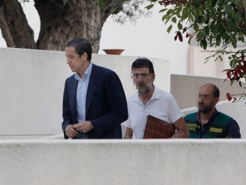 Eduardo Zaplana a su llegada a su chalé de Benidorm (Alicante) acompañado por agentes de la UCO 