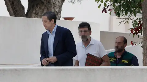 Eduardo Zaplana a su llegada a su chalé de Benidorm (Alicante) acompañado por agentes de la UCO Eduardo Zaplana a su llegada a su chalé de Benidorm (Alicante) acompañado por agentes de la UCO
