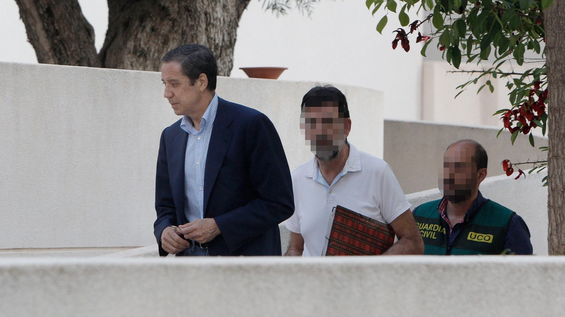 Eduardo Zaplana a su llegada a su chalé de Benidorm (Alicante) acompañado por agentes de la UCO Eduardo Zaplana a su llegada a su chalé de Benidorm (Alicante) acompañado por agentes de la UCO