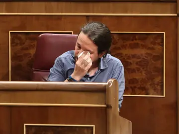 Iglesias secándose las lágrimas Iglesias secándose las lágrimas