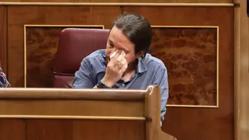 Iglesias secándose las lágrimas Iglesias secándose las lágrimas