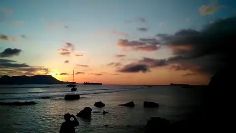 Narcos lanzan la droga por la borda durante una persecución de la Guardia Civil Narcos lanzan la droga por la borda durante una persecución de la Guardia Civil