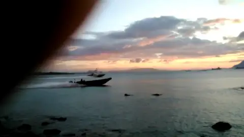 Narcos lanzan la droga durante una persecución por la Guardia Civil Narcos lanzan la droga durante una persecución por la Guardia Civil