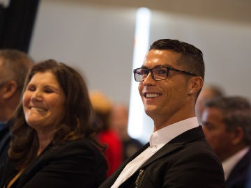 Cristiano Ronaldo junto a su madre