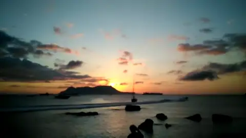 Narcos lanzan la droga durante una persecución Narcos lanzan la droga durante una persecución