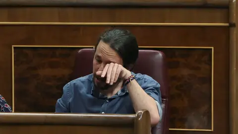 Pablo Iglesias secándose las lágrimas Pablo Iglesias secándose las lágrimas