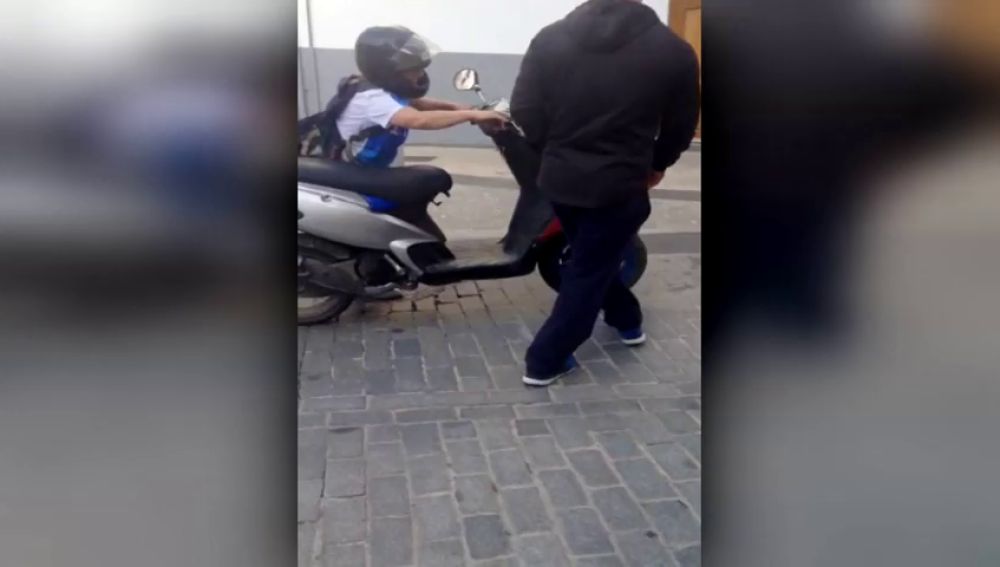 Los vecinos de un pueblo de Granada intentan impedir que una mujer, que cuadruplicaba la tasa de alcohol, conduzca su moto