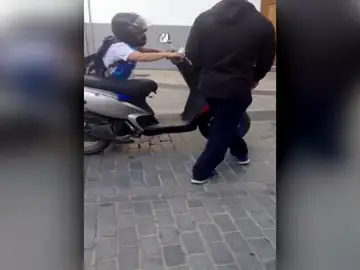 Los vecinos de un pueblo de Granada intentan impedir que una mujer, que cuadruplicaba la tasa de alcohol, conduzca su moto Los vecinos de un pueblo de Granada intentan impedir que una mujer, que cuadruplicaba la tasa de alcohol, conduzca su moto