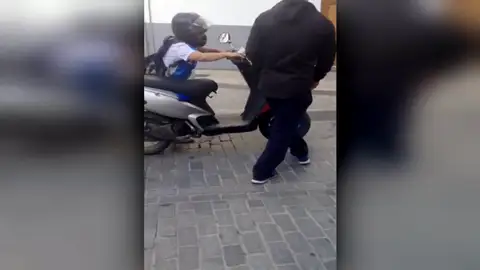 Los vecinos de un pueblo de Granada intentan impedir que una mujer, que cuadruplicaba la tasa de alcohol, conduzca su moto Los vecinos de un pueblo de Granada intentan impedir que una mujer, que cuadruplicaba la tasa de alcohol, conduzca su moto