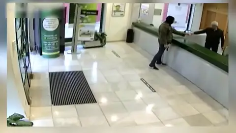 Detienen "in fraganti " a dos atracadores de bancos Detienen "in fraganti " a dos atracadores de bancos