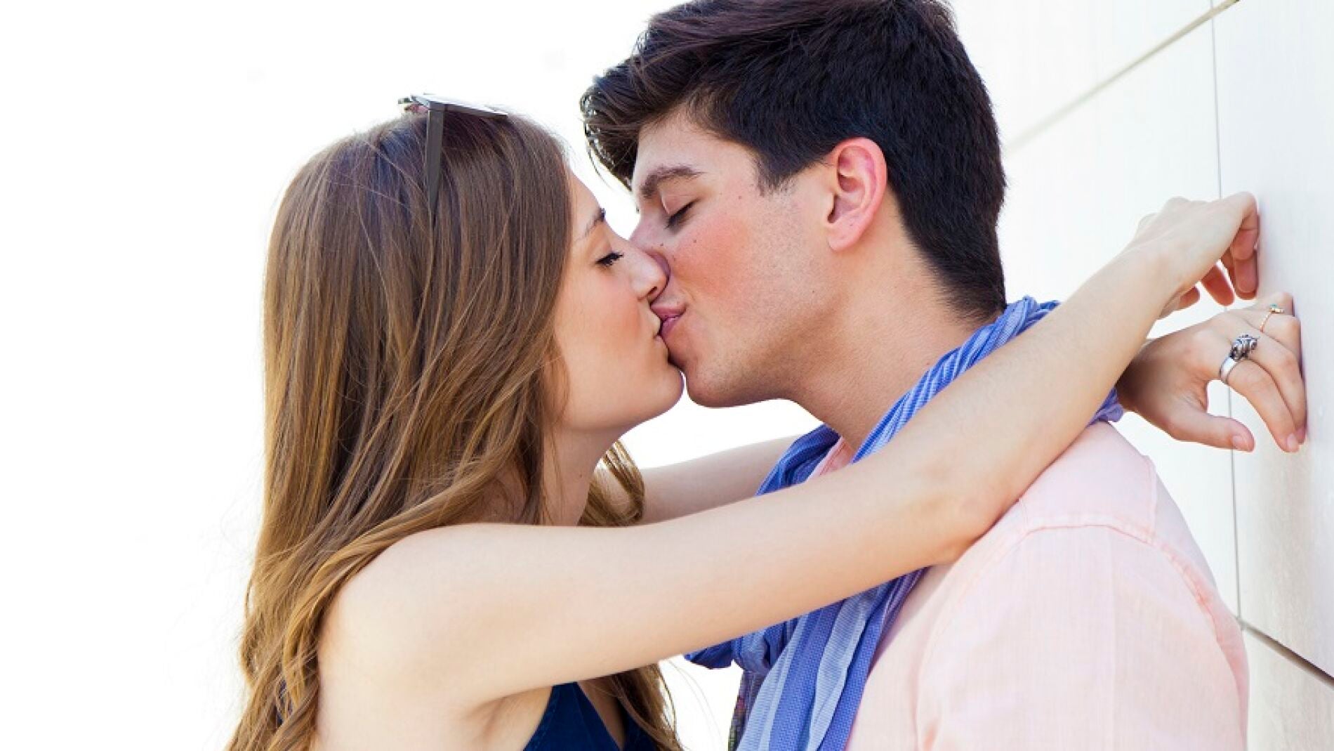 Love s kisses. Молодая пара. Молодые пары. Пара поцелуй. Поцелуй молодых.