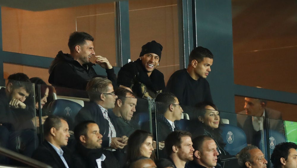 Motta, Neymar y Ben Arfa, en la grada durante un partido del PSG